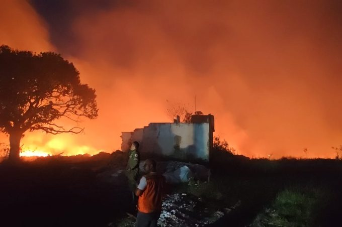 Prefeitura mobiliza equipes e equipamentos para apoiar combate a incêndio de grandes proporções no bairro Espírito Santo