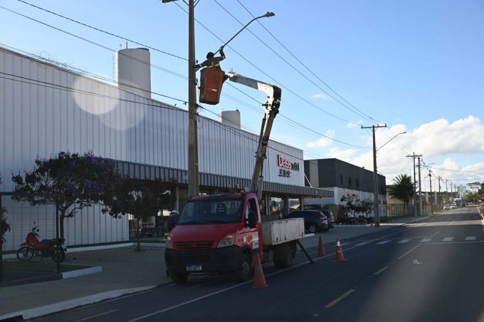 Parceria entre Prefeitura e Dass leva nova iluminação para trecho em frente à fábrica