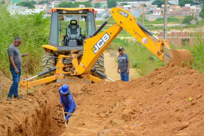 Acelera Conquista: Prefeitura inicia obra de macrodrenagem no Bateias 2 um dia após assinatura da Ordem de Serviço