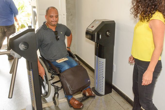 Catracas eletrônicas começam a funcionar na prefeitura e oferecem mais segurança a servidores e visitantes