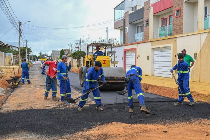 Aplicação de asfalto é realizada no loteamento Jardim Guanabara