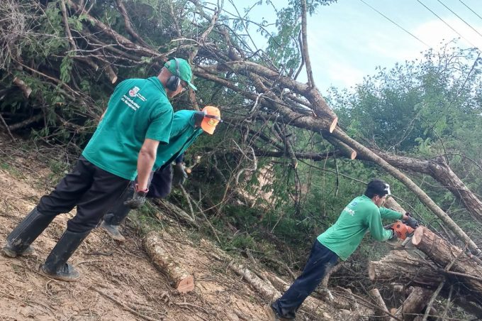 Equipe da Secretaria de Meio Ambiente atua na região do Iguá para limpar os estragos provocados pela chuva