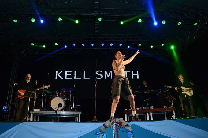 Natal Conquista de Luz: carisma da cantora Kell Smith e uma mistura de ritmos marcam a terceira noite de apresentações