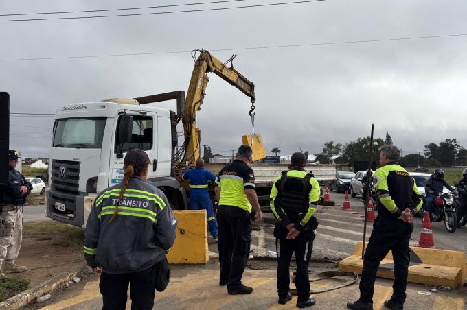 Em ação conjunta, Simtrans, Dnit e PRF retiram barreiras no cruzamento da Avenida Juracy Magalhães com o Anel Rodoviário