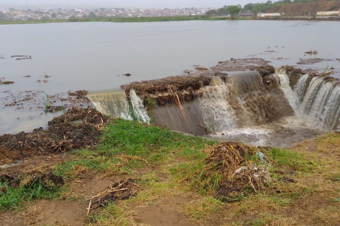 Mesmo com chuvas intensas, fluxo na Lagoa das Bateias segue normal e sem alagamentos