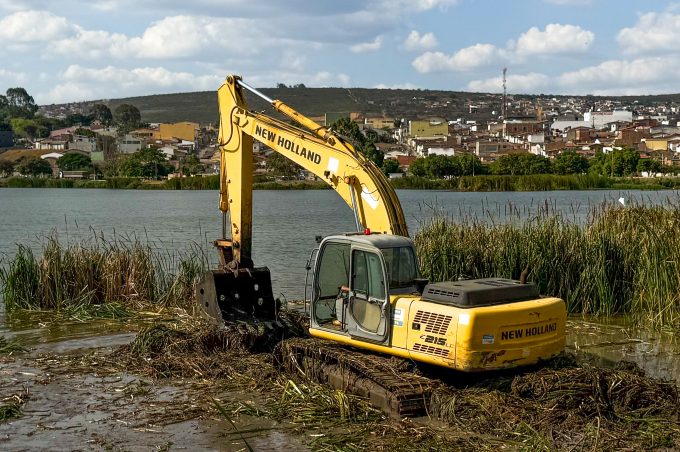 Prefeitura retoma limpeza de material orgânico da Lagoa das Bateias e realiza outras intervenções no parque