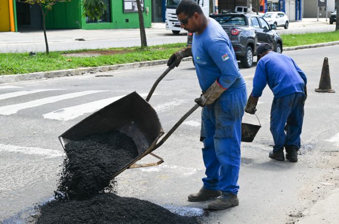 Governo Municipal vistoria obras de drenagem na Avenida Brumado e operação tapa-buraco na Bartolomeu de Gusmão