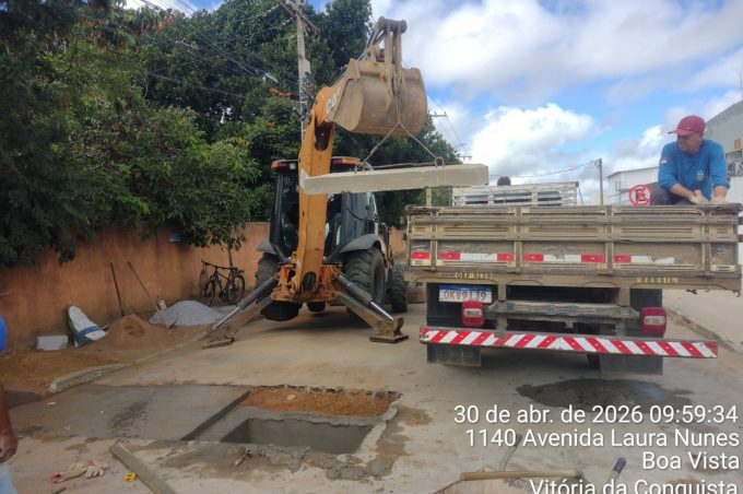 Seinfra realoca caixa de coleta de drenagem para a lateral da Avenida Lauro Nunes. Obra aguarda período de cura