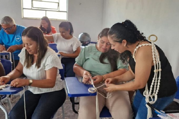 Monitores e auxiliares de vida escolar das Escolas Nucleadas da Rede Municipal participam de curso de macramê