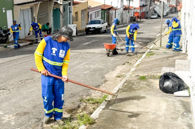 Prefeitura mantém mutirões de limpeza, capina, varrição e poda de árvores em diversas ruas de Vitória da Conquista