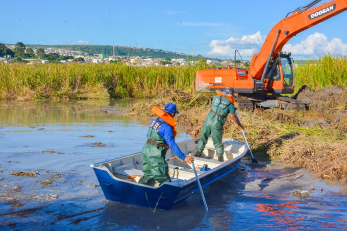 Revitalização da Lagoa das Bateias avança, com utilização de máquinas e barco auxiliando na retirada da vegetação