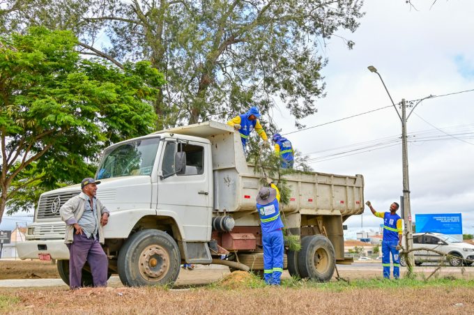Mais de 100 servidores da Sesep atuam com mutirões de limpeza, poda e Cata-Bagulho em diversos pontos da cidade
