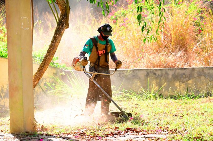 Semma mantém rotina de limpeza, poda e conservação de espaços públicos em Vitória da Conquista