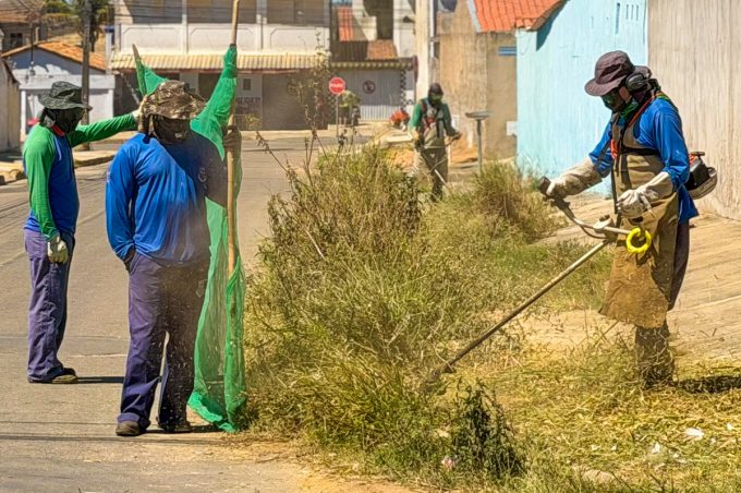 Mutirões de limpeza seguem em vários bairros e na zona rural de Conquista