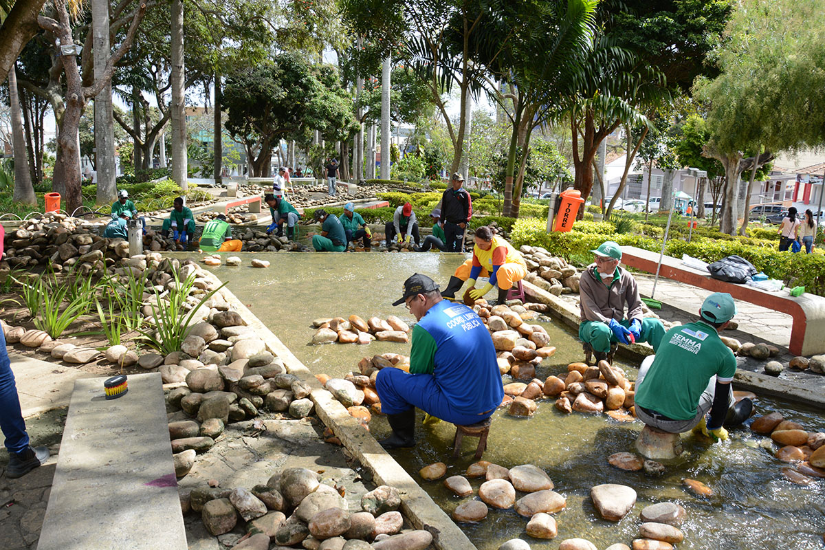 Trabalho de revitalização avança na Praça Tancredo Neves