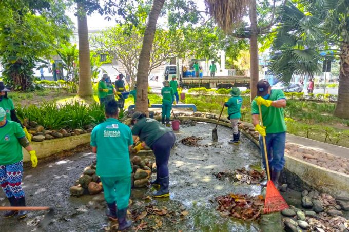 Secretaria Municipal de Meio Ambiente faz limpeza dos lagos da Praça Tancredo Neves