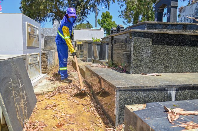 Prefeitura intensifica limpeza dos cemitérios públicos para o Dia de Finados