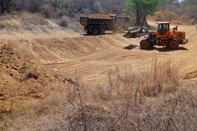 Governo Municipal intensifica ações de abastecimento de água, abertura e limpeza de aguadas e barragens na zona rural
