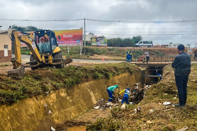 Com várias frentes de serviço, Prefeitura monitora e realiza intervenções em áreas atingidas pela chuva