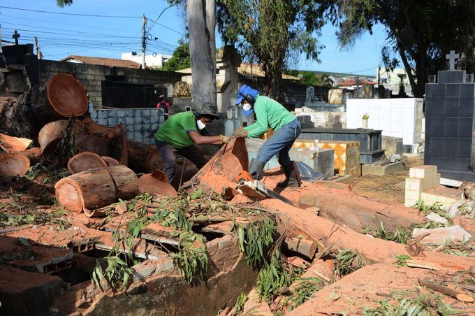 Prefeitura segue com trabalho em cemitérios atingidos pelas chuvas
