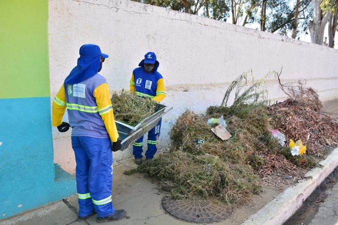 Serviços Públicos realiza mutirão de limpeza nos cemitérios e bairros da cidade