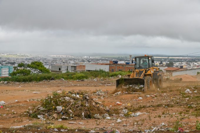 Secretaria Municipal de Serviços Públicos realiza limpeza e alerta população sobre descarte de lixo e entulho