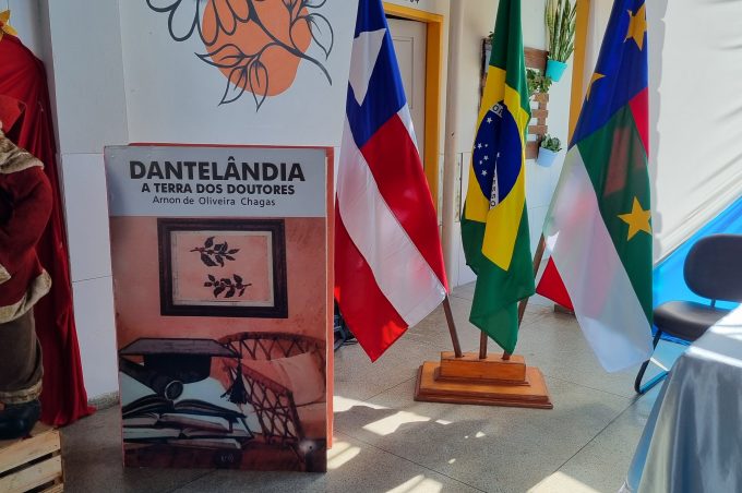 Escola Municipal Prof. Josias Casaes presta homenagem a Arnon Chagas, autor do livro “Dantelândia – A Terra dos Doutores”