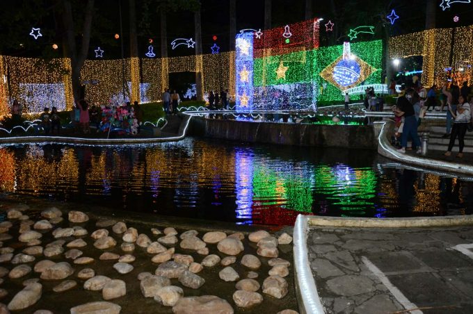 Prefeitura antecipa Natal Conquista de Luz com decoração da Praça Tancredo Neves