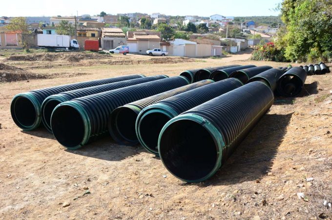 Tubos adquiridos pela Emurc chegam e obra de drenagem no Alto do Panorama avança