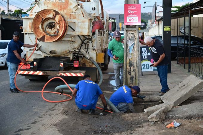 Prefeitura realiza limpeza das galerias de escoamento pluvial em vias que sofreram alagamentos provocados pelas chuvas