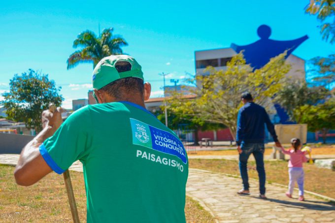 Secretaria Municipal de Meio Ambiente segue com serviços de manutenção em praças da cidade