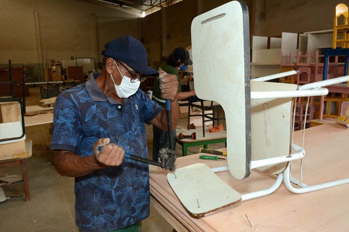 Marcenaria da Smed produz e reforma móveis para as escolas municipais