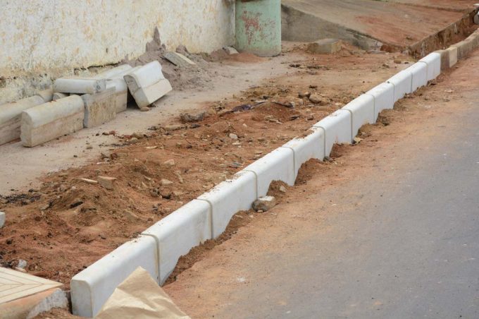 Acelera Conquista: Após pavimentação, Prefeitura instala meios-fios na Rua Oscar Freire no bairro Iracema