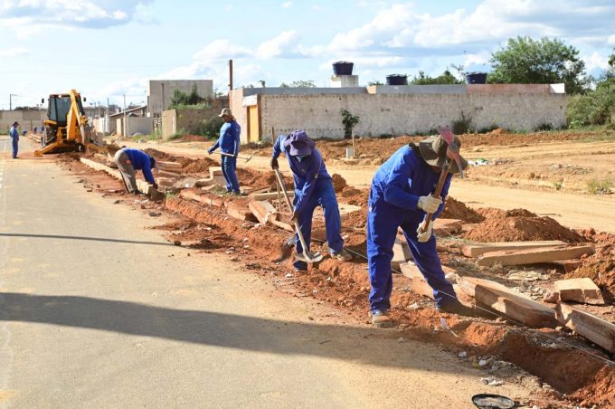 Prefeitura inicia reconstrução do canteiro central com assentamento de meio-fio e piso tátil na Avenida Francisco Sabino