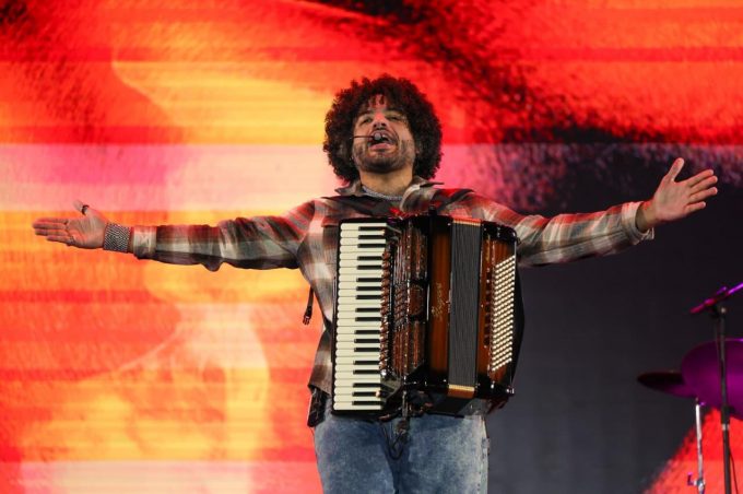 Fechou com chave de ouro: Mestrinho levou tradição, emoção e musicalidade ao palco do Parque de Exposições