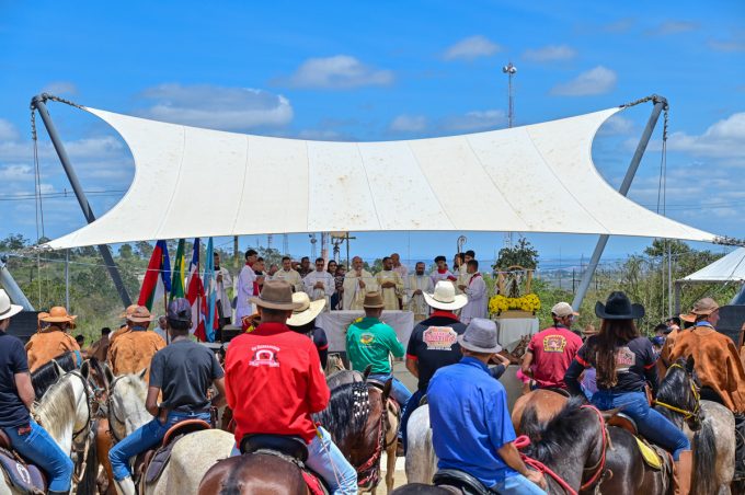 Diante do Cristo de Mário Cravo, 1ª Missa do Vaqueiro reúne fiéis em celebração à fé e aos 185 anos de Vitória da Conquista