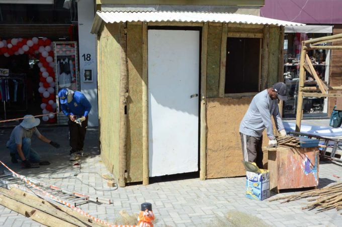 Arraiá da Conquista: Vila Junina começa a ser montada na praça Nove de Novembro. Festejos começam dia 12
