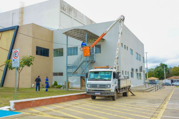 Estrutura junina começa a ser montada no Centro Cultural Glauber Rocha que já recebeu 52 luminárias de LED 