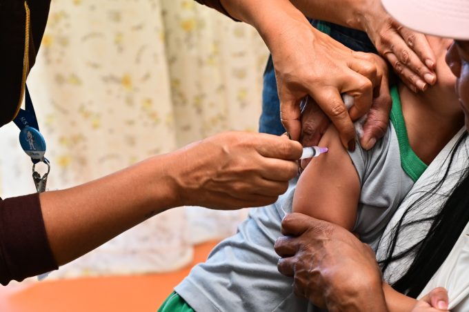 Vacinação vai até as escolas municipais para garantir cuidado a crianças e adolescentes