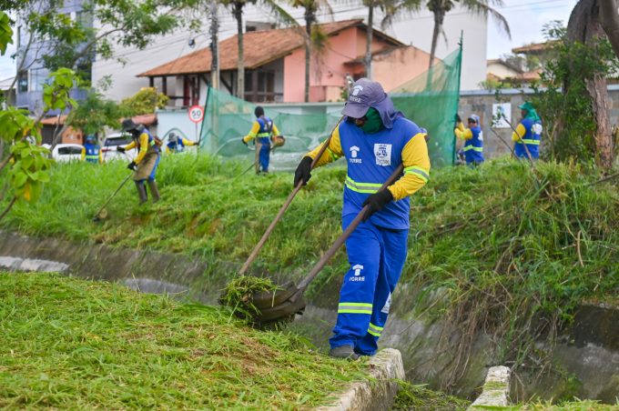 Mutirão de limpeza é realizado no Centro da cidade, em bairros e vias estratégicas