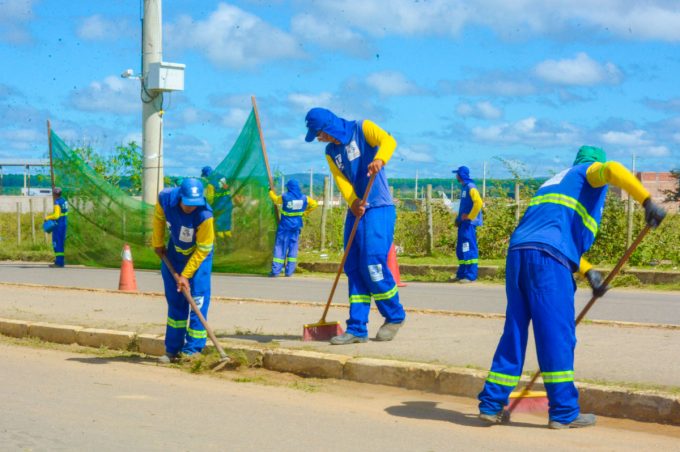 Prefeitura intensifica mutirões de limpeza pela cidade após chuvas. Equipes atuam na Avenida Jadiel Matos e no Miro Cairo