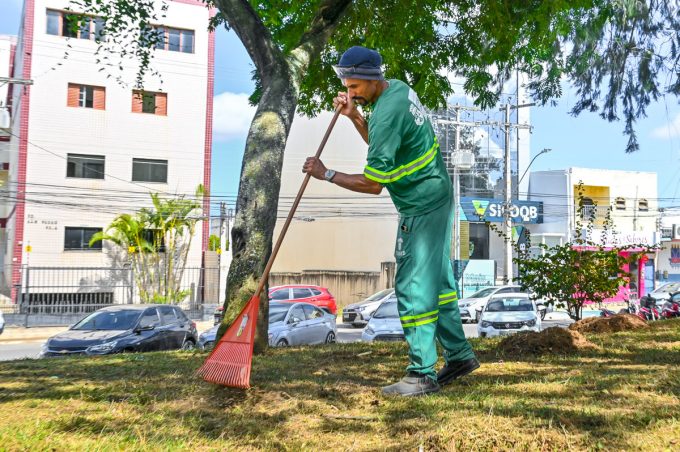 Secretaria de Meio Ambiente intensifica mutirão de limpeza e manutenção em praças de Vitória da Conquista