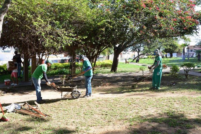 Secretaria de Meio Ambiente realiza mutirão de limpeza na Praça Hercílio Lima