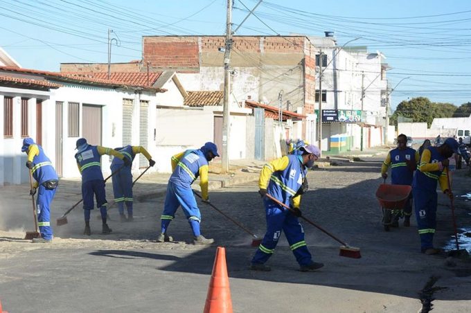 Governo Municipal intensifica mutirões de limpeza em vários locais da cidade
