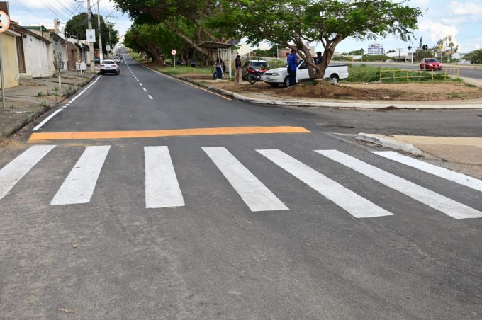 Recapeamento asfáltico da Rua Paulino Fonseca é concluído e garante mais fluidez e segurança no trânsito