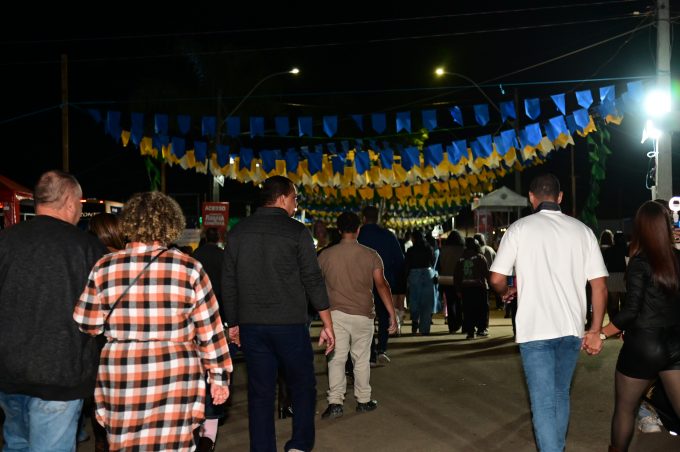 Arraiá da Conquista: multidão chega cedo e aguarda abertura dos portões para segundo dia de festa no Parque de Exposições