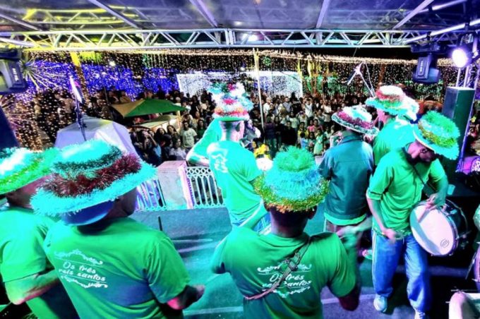 Espetáculo teatral e terno de reis marcam mais um dia de programação do Natal Conquista de Luz