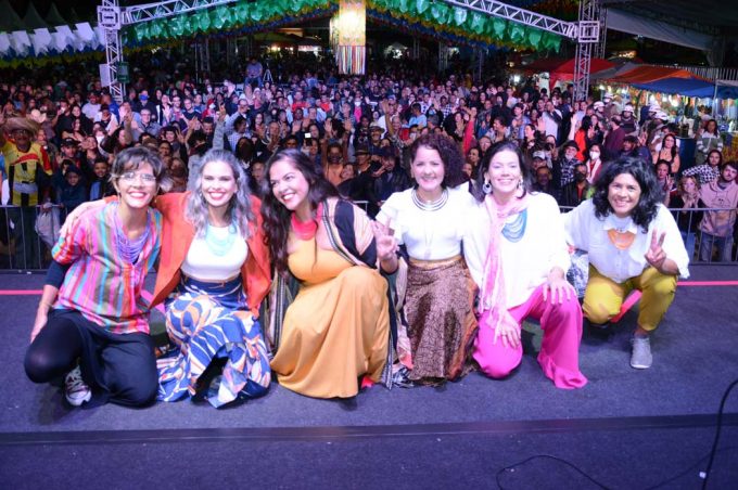 Banda Flor de Imbuia faz primeira apresentação no palco principal na última noite do Arraiá da Conquista