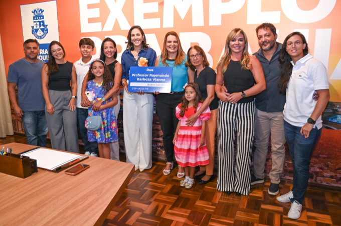 Família do professor Raymundo Vianna visita Prefeitura e recebe placa que o homenageia com nome de rua