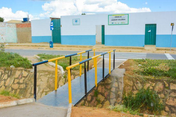 Prefeitura instala ponte e melhora acessibilidade da Avenida Jadiel Matos e ao Cras do Jardim Valéria